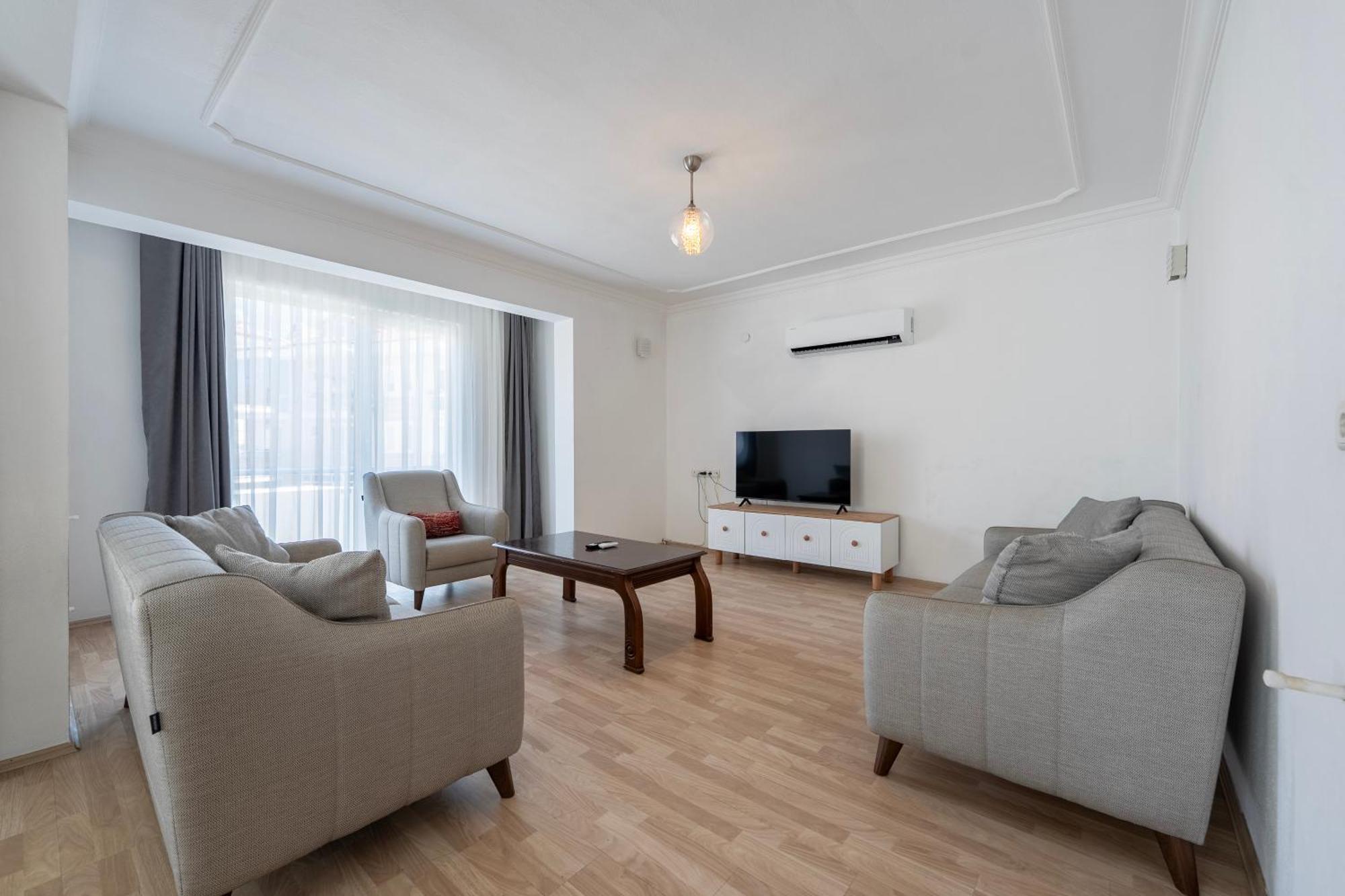 Two Bedroom In Close To Centre *